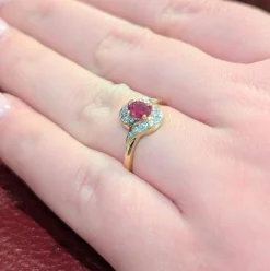 Bague tourbillon en or jaune diamants et rubis