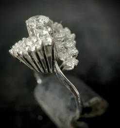 Bague tourbillon or blanc diamants