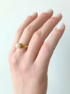 Bague tourbillon or jaune, perle