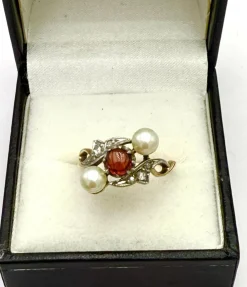 Bague trilogie ancienne en or sertie de perle et grenat