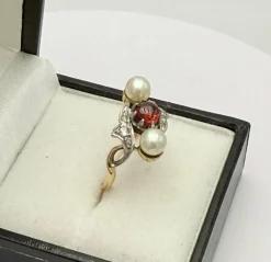 Bague trilogie ancienne en or sertie de perle et grenat