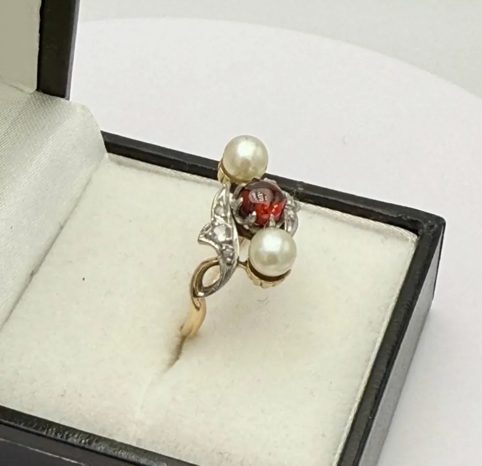 Bague trilogie ancienne en or sertie de perle et grenat