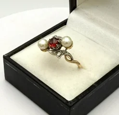 Bague trilogie ancienne en or sertie de perle et grenat