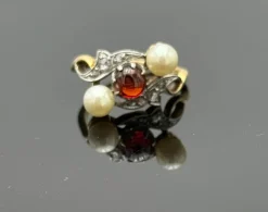 Bague trilogie ancienne en or sertie de perle et grenat