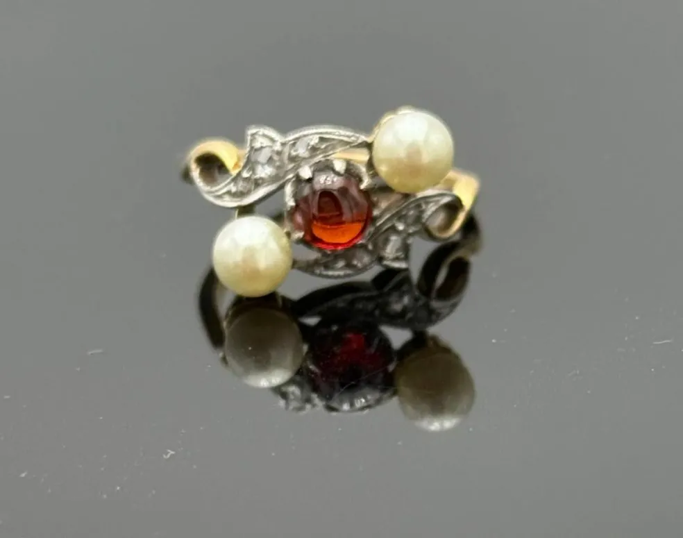 Bague trilogie ancienne en or sertie de perle et grenat