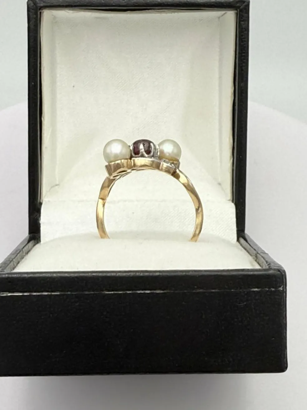 Bague trilogie ancienne en or sertie de perle et grenat
