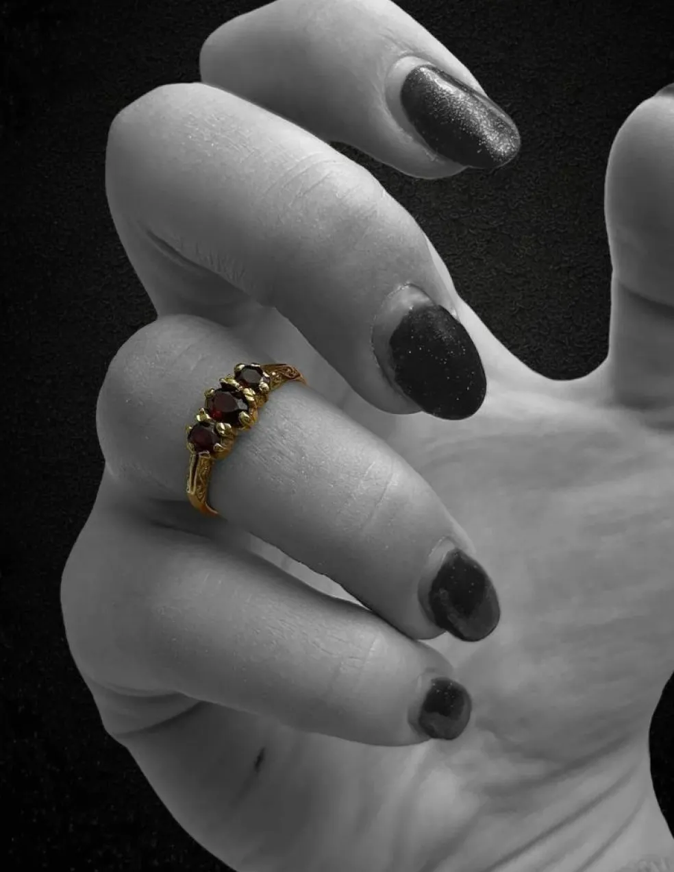 Bague "trilogie" anglaise avec grenats pyropes