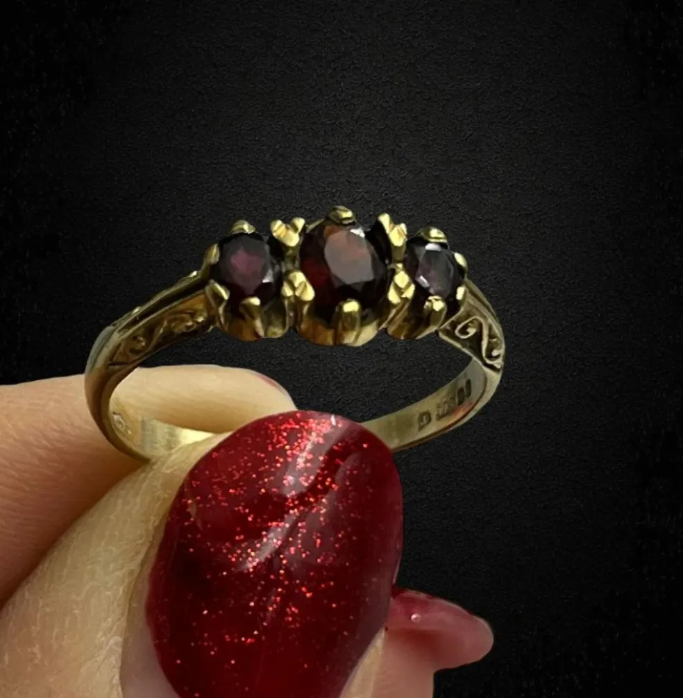Bague "trilogie" anglaise avec grenats pyropes
