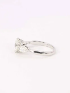 Bague trilogie or blanc diamant rond 2.07 ct diamants poires