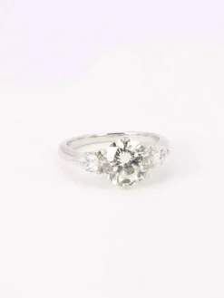 Bague trilogie or blanc diamant rond 2.07 ct diamants poires