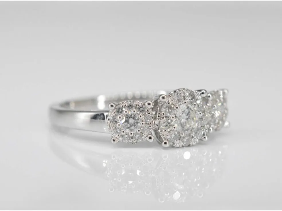 Bague trinité en or blanc avec diamants