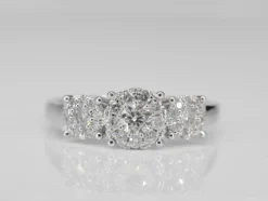 Bague trinité en or blanc avec diamants
