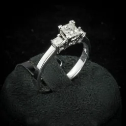 Bague type trilogie Or blanc et Diamants