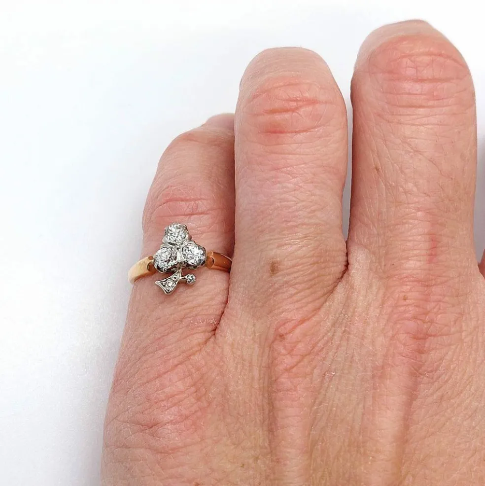 Bague victorienne « trèfle », diamants, or rose et platine