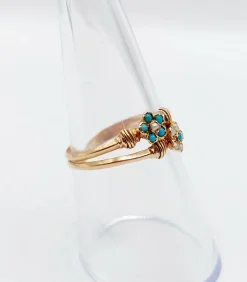 Bague victorienne or rose formant des marguerites ornées de perles et de turquoises
