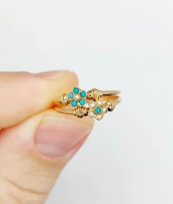 Bague victorienne or rose formant des marguerites ornées de perles et de turquoises