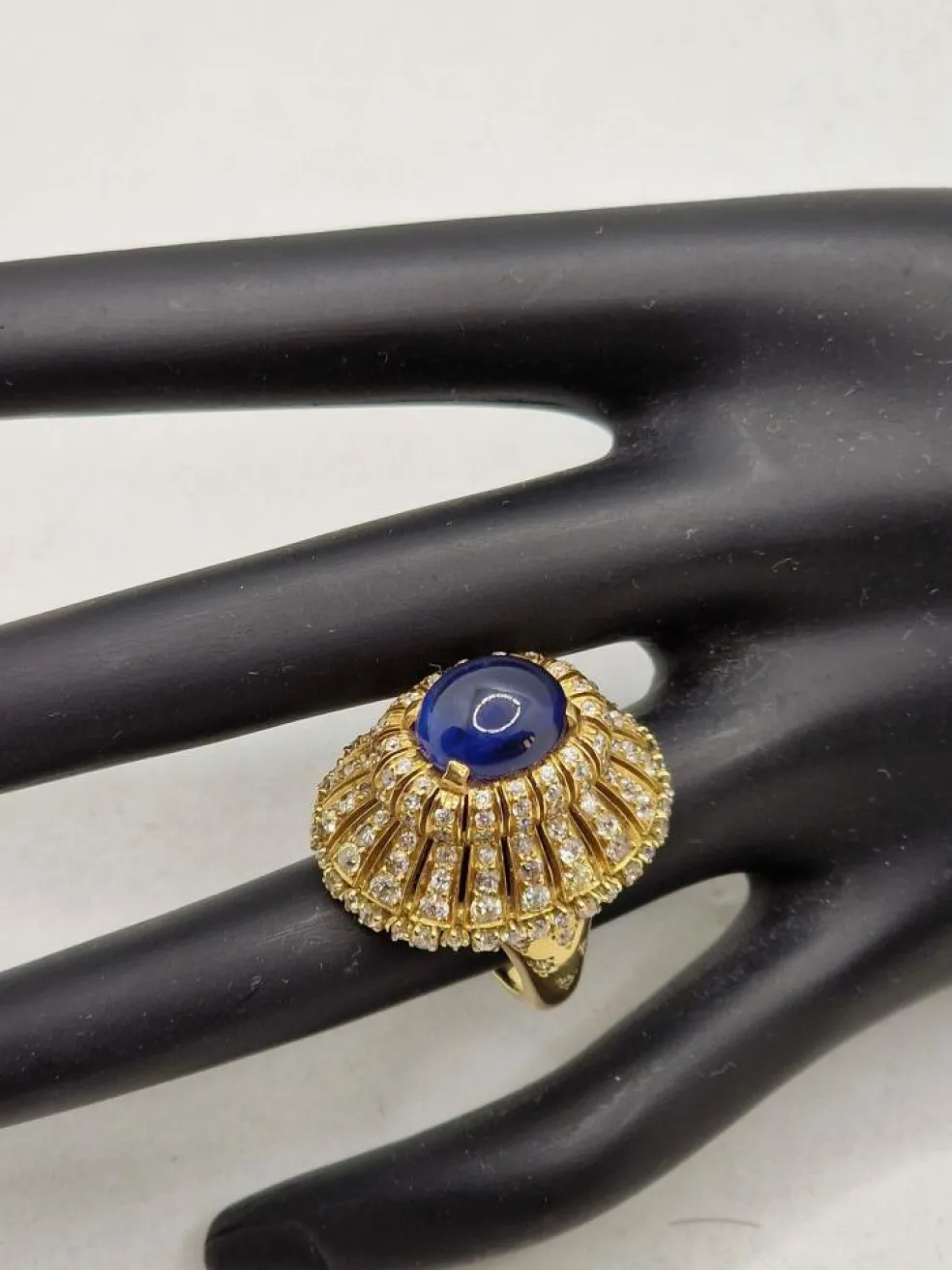Bague vintage de style trombino avec saphir cabochon et diamants en or jaune 18 carats
