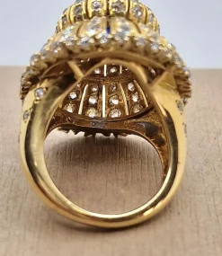 Bague vintage de style trombino avec saphir cabochon et diamants en or jaune 18 carats