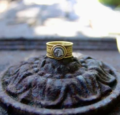 Bague vintage en fil de fer doré 22 carats avec pièce d'aigle en argent antique