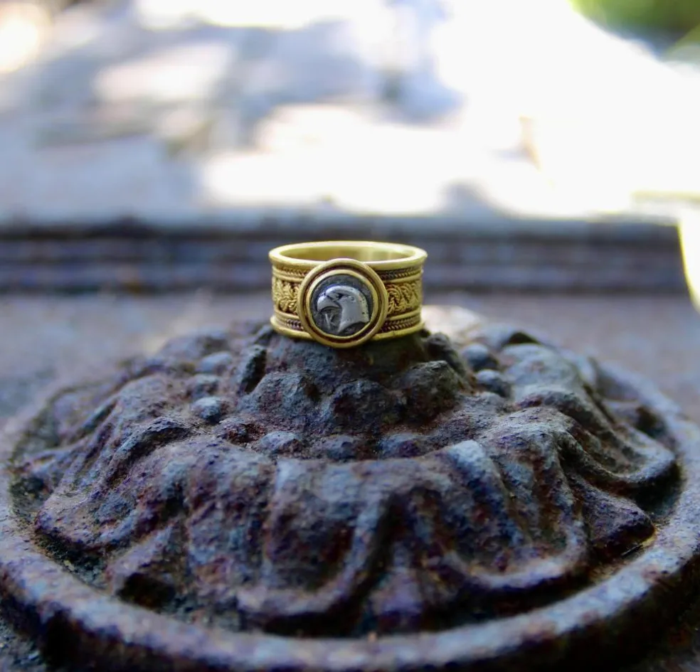 Bague vintage en fil de fer doré 22 carats avec pièce d'aigle en argent antique
