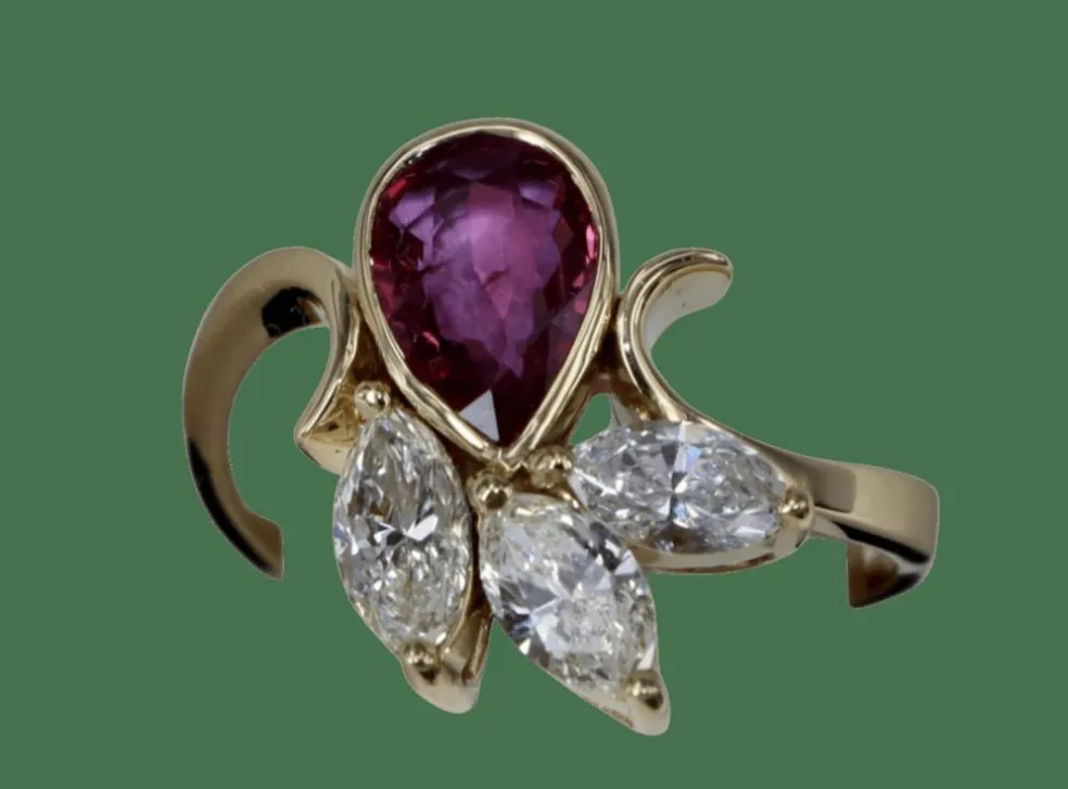 Bague vintage en forme de poire, rubis et diamants marquise