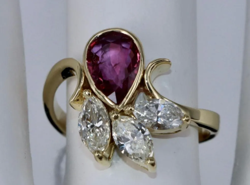 Bague vintage en forme de poire, rubis et diamants marquise