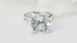 Bague vintage en or blanc et Aigue marine