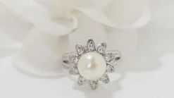 Bague vintage en or blanc, perle de culture et diamants