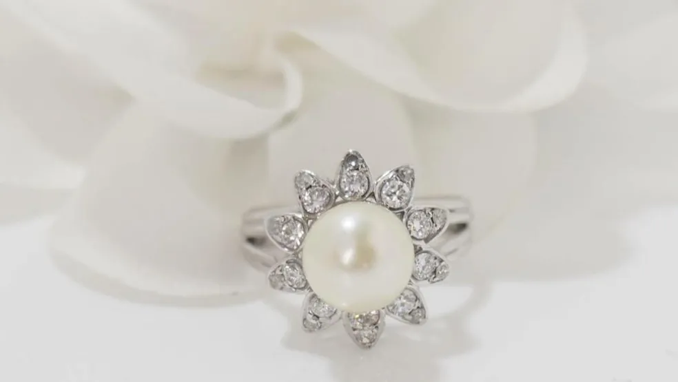 Bague vintage en or blanc, perle de culture et diamants
