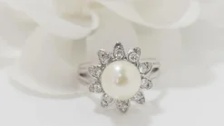 Bague vintage en or blanc, perle de culture et diamants