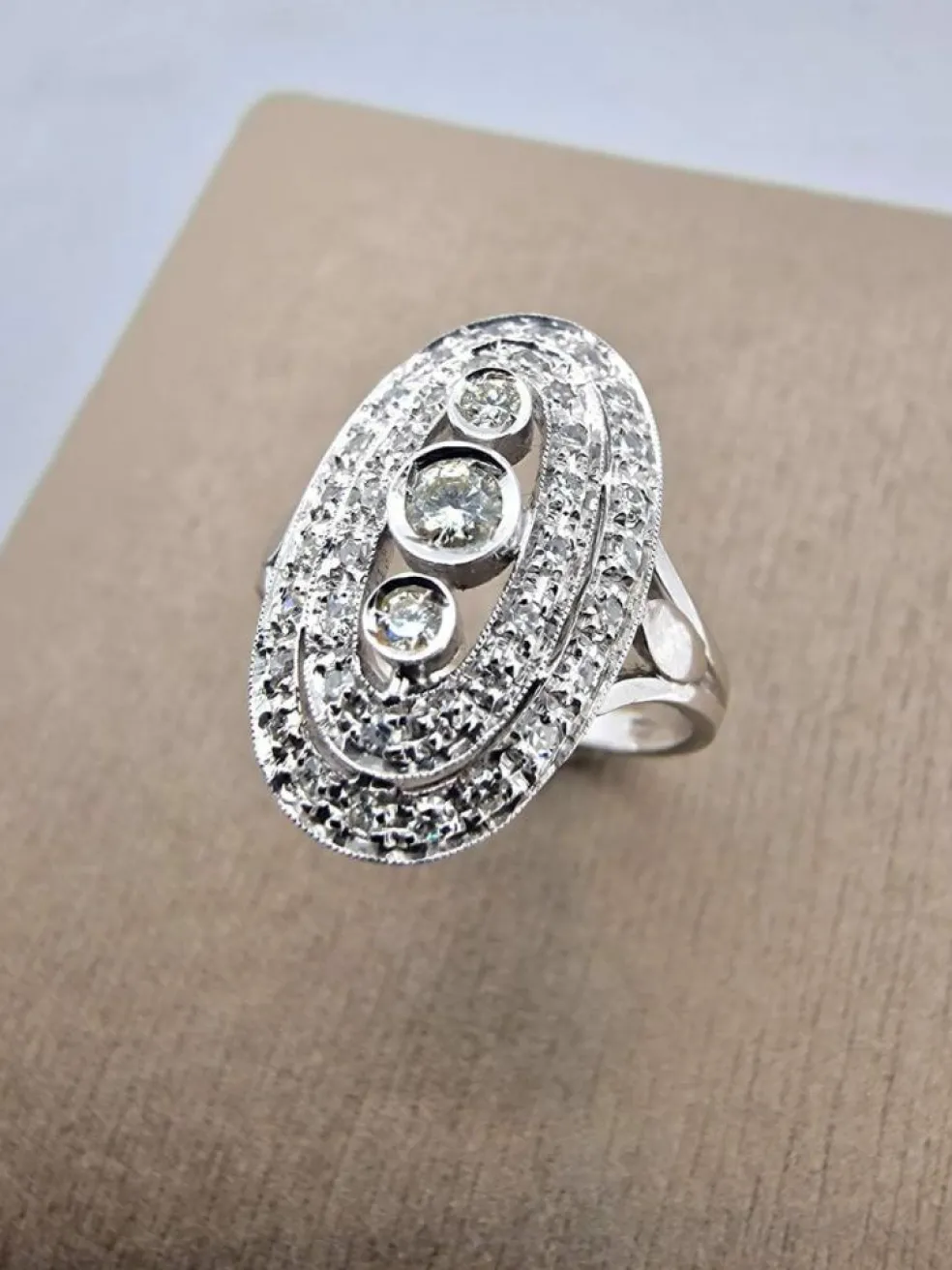 Bague vintage en or blanc 18 carats et diamants du début des années 900