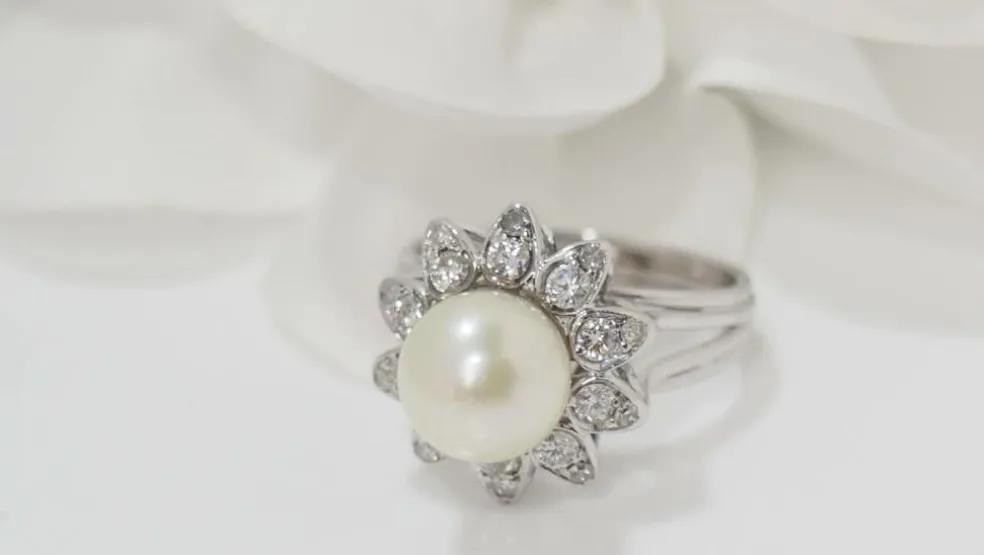 Bague vintage en or blanc, perle de culture et diamants