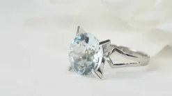 Bague vintage en or blanc et Aigue marine