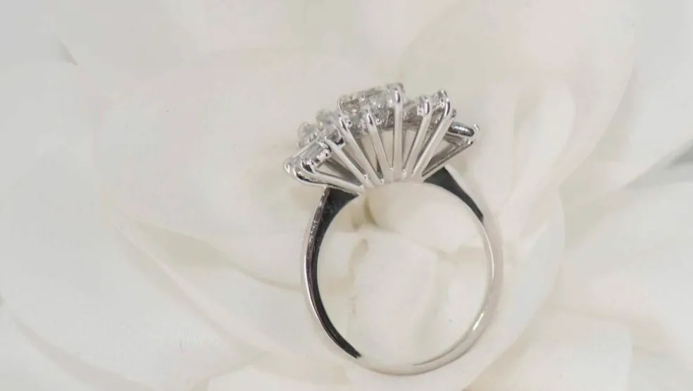 Bague vintage en or blanc et diamants