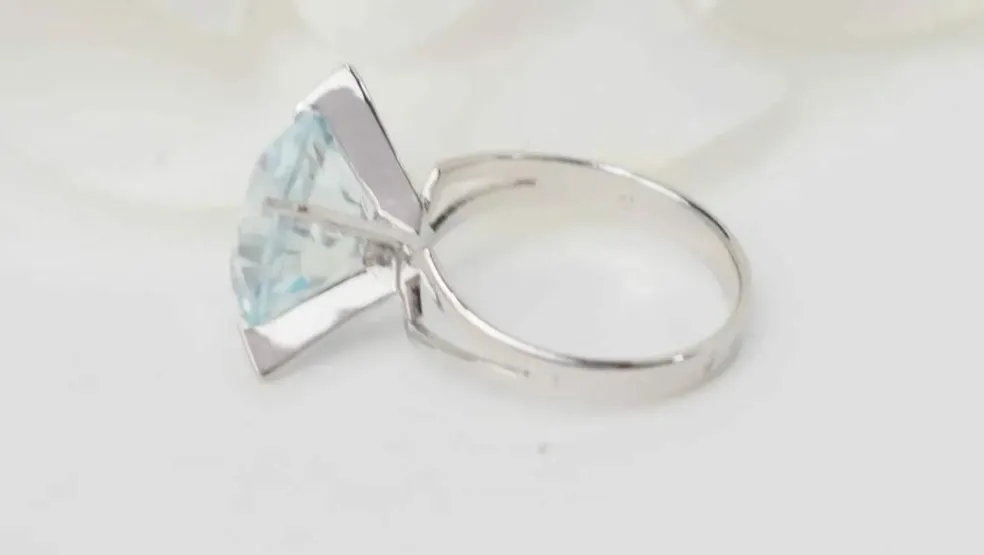 Bague vintage en or blanc et Aigue marine