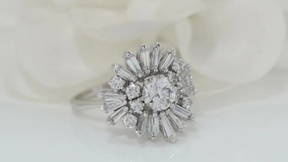 Bague vintage en or blanc et diamants