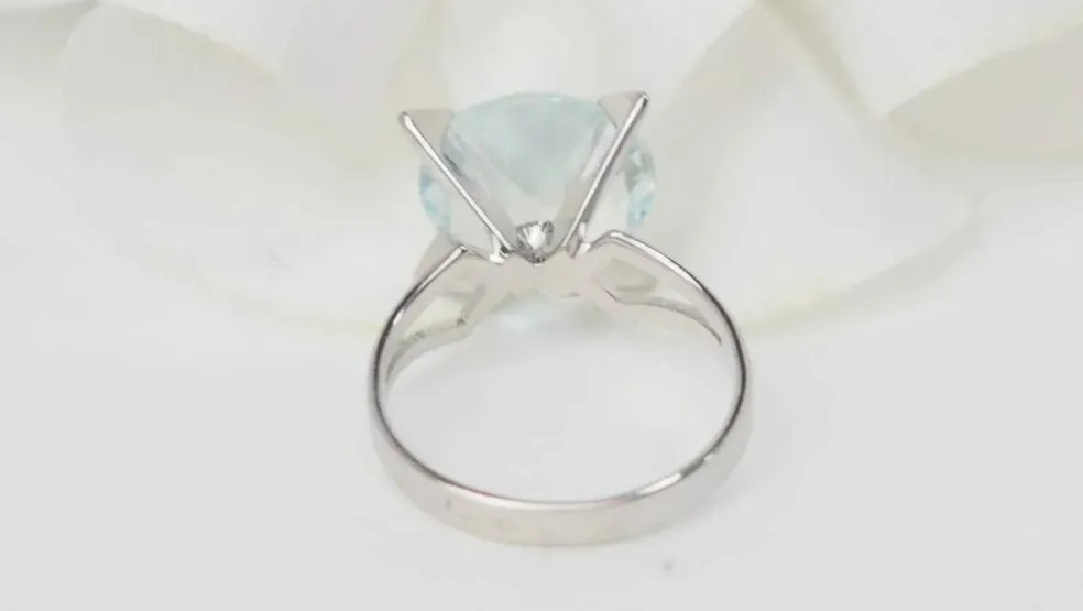 Bague vintage en or blanc et Aigue marine