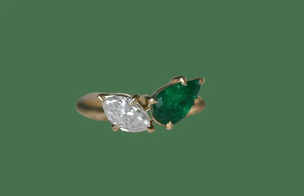 Bague vintage en or jaune avec émeraude et diamants Colombiam