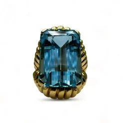 Bague vintage en or jaune montée d’une Aigue-Marine Santa Maria de 17carats.