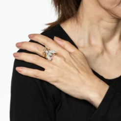 Bague vintage en or jaune et diamants avec abeille