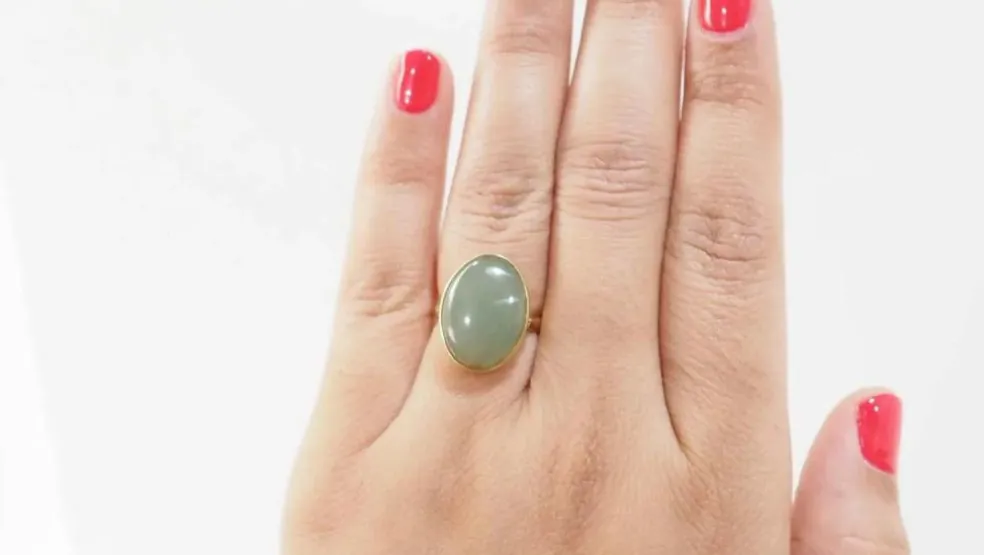 Bague vintage en or jaune et cabochon de Jade