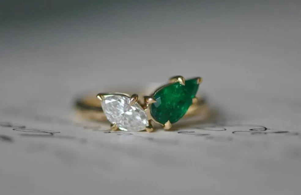 Bague vintage en or jaune avec émeraude et diamants Colombiam