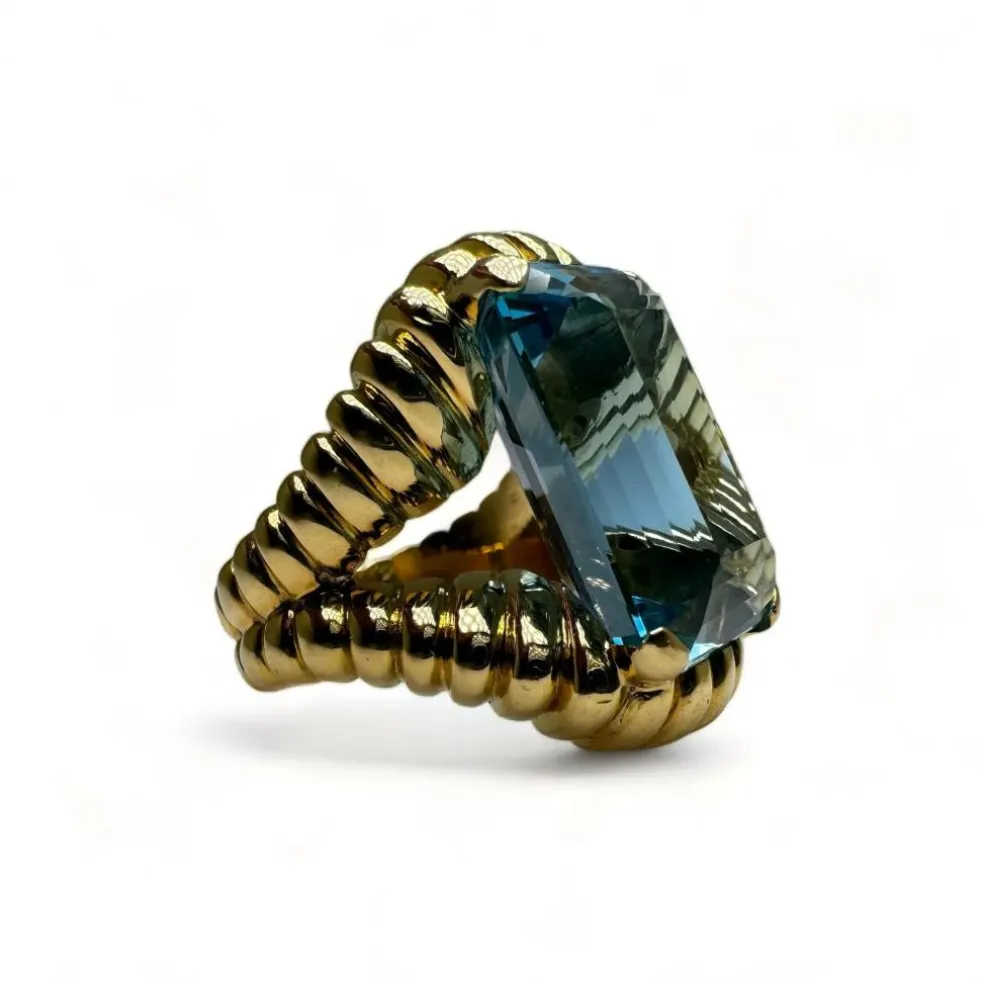 Bague vintage en or jaune montée d’une Aigue-Marine Santa Maria de 17carats.