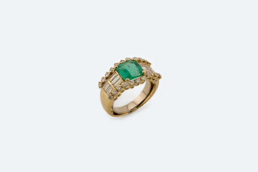 Bague vintage en or jaune avec émeraude et diamants
