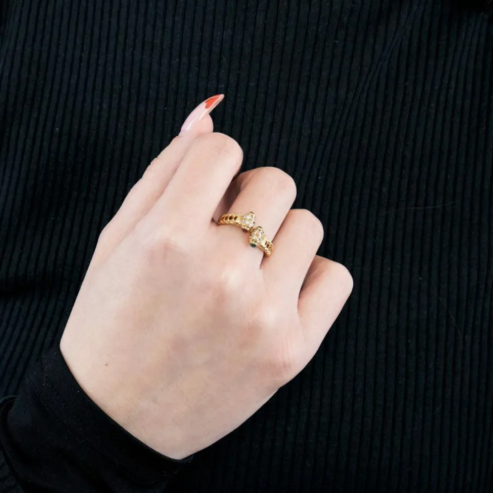 Bague vintage en or jaune, diamants, rubis et émeraudes.