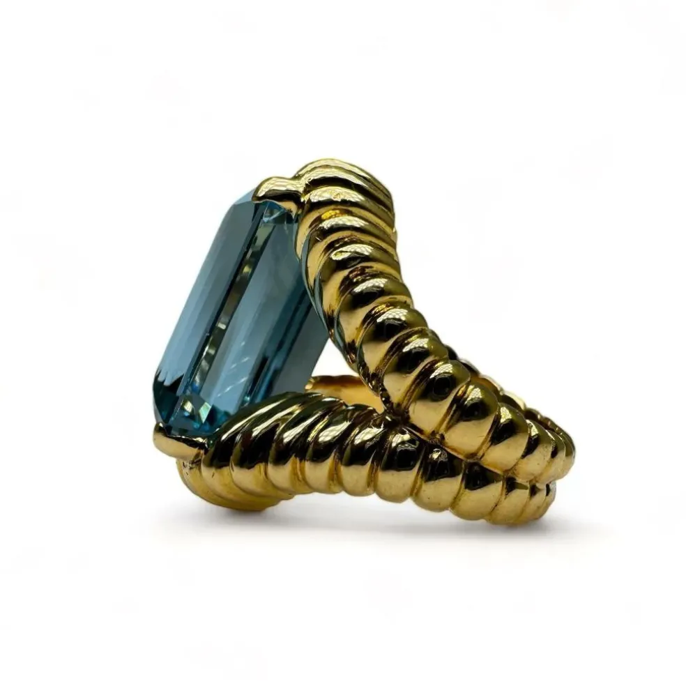 Bague vintage en or jaune montée d’une Aigue-Marine Santa Maria de 17carats.