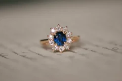 Bague vintage en or jaune et saphir bleu