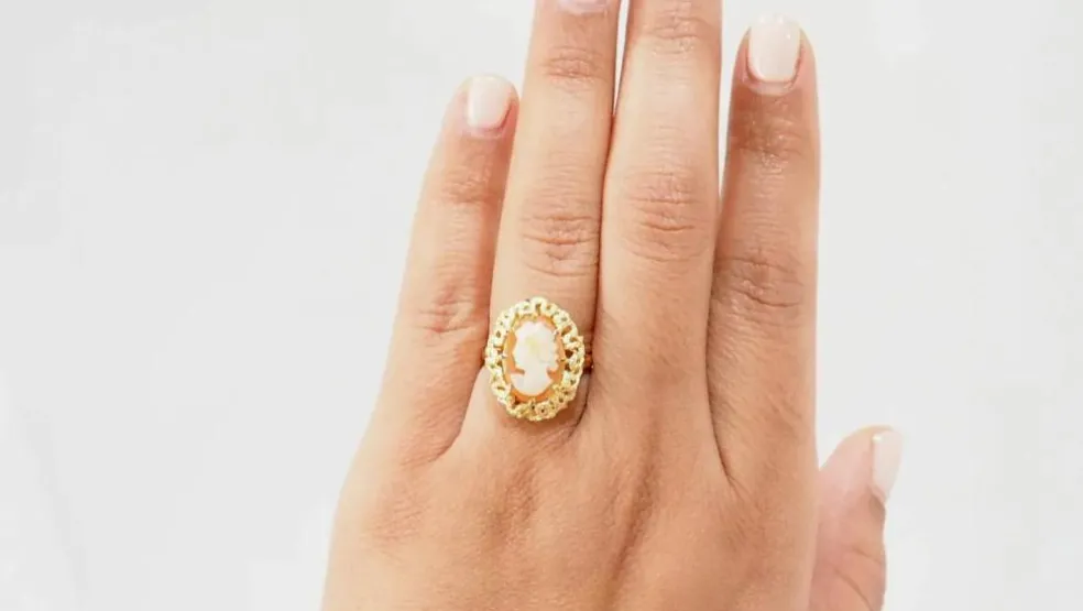 Bague vintage en or jaune et camée
