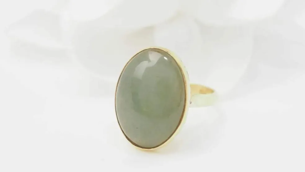 Bague vintage en or jaune et cabochon de Jade