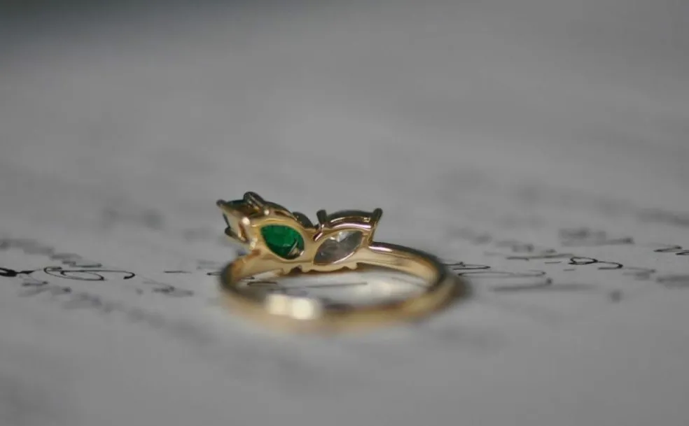 Bague vintage en or jaune avec émeraude et diamants Colombiam